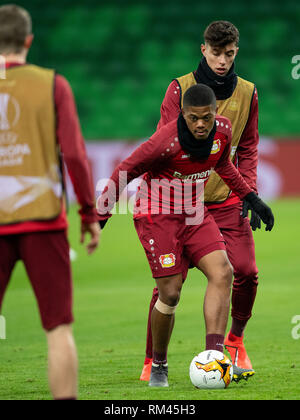 13 février 2019, la Russie, Krasnodar : Leverkusen's Leon Bailey joue la balle dans le stade lors de la dernière session de formation. Leverkusen devra faire face dans le FK Krasnodar ronde intermédiaire de l'Europa League. Photo : Marius Becker/dpa Banque D'Images