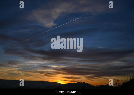 Brighton, UK. Feb 13, 2019. Un magnifique coucher de soleil sur la région de Lewes, East Sussex ce soir comme un temps plus chaud devrait se répandre à travers la Grande-Bretagne au cours des prochains jours de crédit : Simon Dack/Alamy Live News Banque D'Images