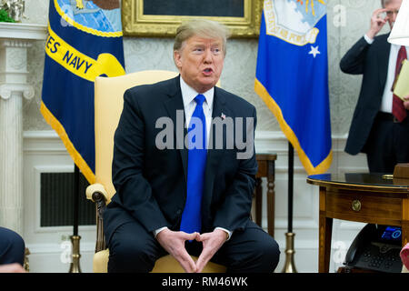 Washington, DC, USA. Feb 13, 2019. Le président américain, Donald J. Trump prononce une allocution dans le bureau ovale de la Maison Blanche à Washington, DC, USA, 13 février 2019. Le président Trump a rencontré le président colombien Ivan Duque pour discuter des politiques économiques, la lutte contre les stupéfiants et la situation actuelle au Venezuela. Crédit : Michael Reynolds/Piscine via CNP | Conditions de crédit dans le monde entier : dpa/Alamy Live News Banque D'Images