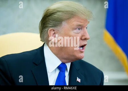 Washington, DC, USA. Feb 13, 2019. Le président américain, Donald J. Trump prononce une allocution dans le bureau ovale de la Maison Blanche à Washington, DC, USA, 13 février 2019. Le président Trump a rencontré le président colombien Ivan Duque pour discuter des politiques économiques, la lutte contre les stupéfiants et la situation actuelle au Venezuela. Crédit : Michael Reynolds/Piscine via CNP | Conditions de crédit dans le monde entier : dpa/Alamy Live News Banque D'Images