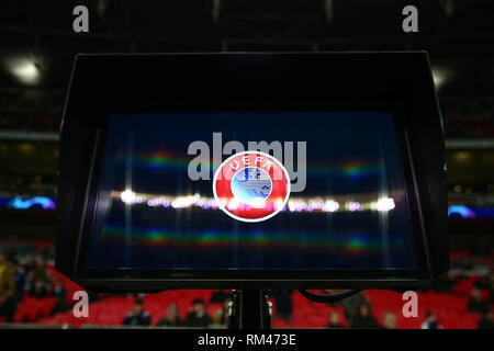 Le stade de Wembley, Londres, en Angleterre. Feb 13, 2019. Ligue des Champions UEFA football, VAR surveiller à l'intérieur du stade de Wembley : Action Crédit Plus Sport/Alamy Live News Banque D'Images