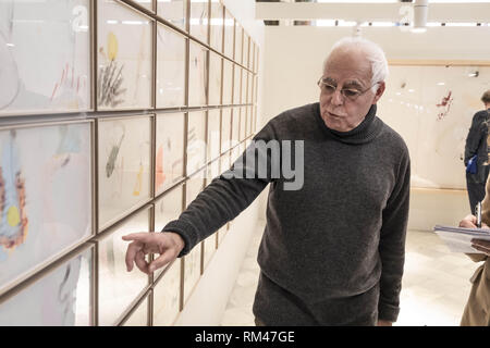 Barcelone, Catalogne, Espagne. Feb 13, 2019. L'artiste Antoni LLena est perçu au cours de la présentation de son exposition dans les salles du Palais de la MÃºsica Catalana.L'historique de l'artiste catalan Antoni Llena a présenté son projet temporaire avez vu ' de la fumée produite par le sous-sol''. L'exposition qui est présentée dans les salles du Palais de la musique catalane, MÃºsica recueille 100 dessins qui seront présentés jusqu'au 19 mars 2019. Credit : Paco Freire SOPA/Images/ZUMA/Alamy Fil Live News Banque D'Images