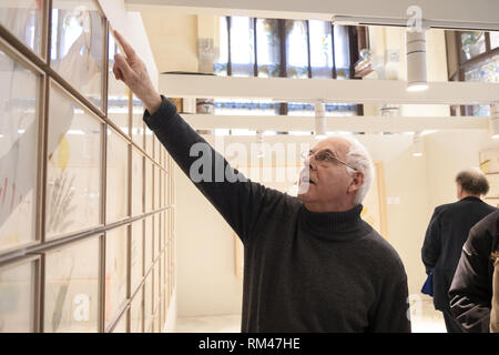 Barcelone, Catalogne, Espagne. Feb 13, 2019. L'artiste Antoni LLena est perçu au cours de la présentation de son exposition dans les salles du Palais de la MÃºsica Catalana.L'historique de l'artiste catalan Antoni Llena a présenté son projet temporaire avez vu ' de la fumée produite par le sous-sol''. L'exposition qui est présentée dans les salles du Palais de la musique catalane, MÃºsica recueille 100 dessins qui seront présentés jusqu'au 19 mars 2019. Credit : Paco Freire SOPA/Images/ZUMA/Alamy Fil Live News Banque D'Images