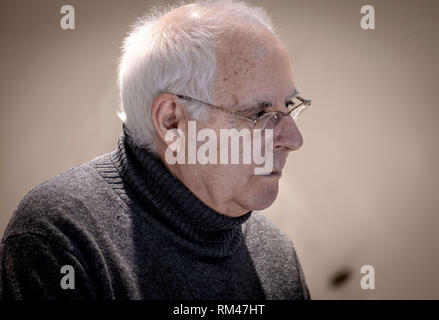 Barcelone, Catalogne, Espagne. Feb 13, 2019. L'artiste Antoni LLena est perçu au cours de la présentation de son exposition dans les salles du Palais de la MÃºsica Catalana.L'historique de l'artiste catalan Antoni Llena a présenté son projet temporaire avez vu ' de la fumée produite par le sous-sol''. L'exposition qui est présentée dans les salles du Palais de la musique catalane, MÃºsica recueille 100 dessins qui seront présentés jusqu'au 19 mars 2019. Credit : Paco Freire SOPA/Images/ZUMA/Alamy Fil Live News Banque D'Images