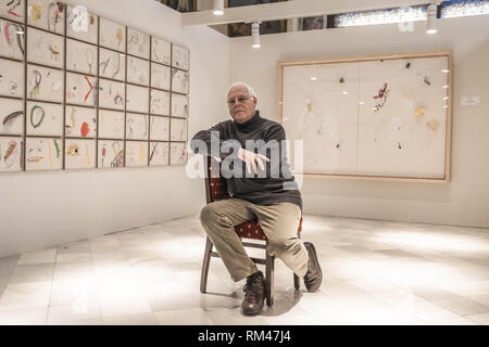 Barcelone, Catalogne, Espagne. Feb 13, 2019. L'artiste Antoni LLena est perçu au cours de la présentation de son exposition dans les salles du Palais de la MÃºsica Catalana.L'historique de l'artiste catalan Antoni Llena a présenté son projet temporaire avez vu ' de la fumée produite par le sous-sol''. L'exposition qui est présentée dans les salles du Palais de la musique catalane, MÃºsica recueille 100 dessins qui seront présentés jusqu'au 19 mars 2019. Credit : Paco Freire SOPA/Images/ZUMA/Alamy Fil Live News Banque D'Images