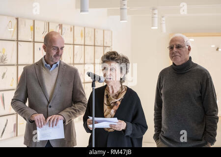 Barcelone, Catalogne, Espagne. Feb 13, 2019. Victor Garcia de Gomar (L) directeur artistique attaché au Palau de la MÃºsica, Mariona Carulla (parler) président de l'Orfeo Catala Foundation - Palau de la MÃºsica Catalana et Antoni LLena (R) artiste vu pendant la présentation de l'exposition.L'historique de l'artiste catalan Antoni Llena a présenté son projet temporaire avez vu ' de la fumée produite par le sous-sol''. L'exposition qui est présentée dans les salles du Palais de la musique catalane, MÃºsica recueille 100 dessins qui seront présentés jusqu'au 19 mars 2019. (Crédit Image : © Paco Freire/SOPA Im Banque D'Images