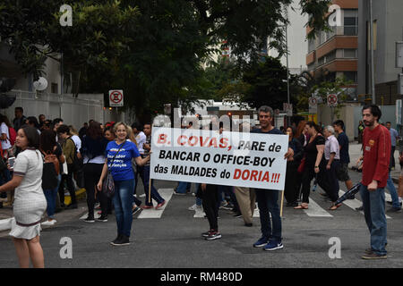 SÃO PAULO, SP - 13.02.2019 : MANIFESTAÇÃO DE servidores públicos SP - Démonstration et l'Assemblée générale des employés publics municipaux en grève, ce mercredi (13) La manifestation a commencé en face de la ville de São Paulo, suivi par l'Av. Le 23 mai, et s'est terminé à Av. Paulista. (Photo : Roberto Casimiro/Fotoarena) Banque D'Images