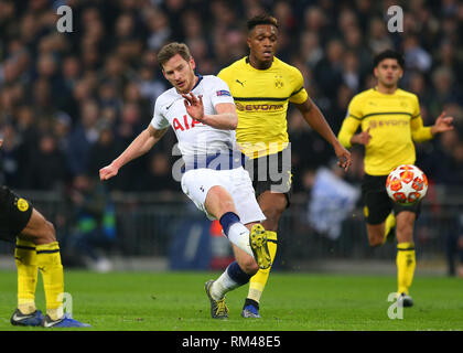 Le stade de Wembley, Londres, en Angleterre. Feb 13, 2019. Ligue des Champions de football, Tottenham Hotspur contre Borussia Dortmund ; Jan Vertonghen de Tottenham Hotspur en prenant une photo Credit : Action Plus Sports/Alamy Live News Banque D'Images