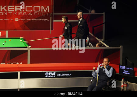 Cardiff, Royaume-Uni. Feb 13, 2019. Mark Williams de galles prend un verre au cours de son 2ème match contre Zhang Anda de Chine comme Mark Selby, d'Angleterre, les joueurs sur la table deux (en arrière-plan). Welsh Open snooker, jour 3 au stade Motorpoint Arena de Cardiff, Galles du Sud le mercredi 13 février 2019 par pic. crédit : Andrew Verger/Alamy Live News Banque D'Images