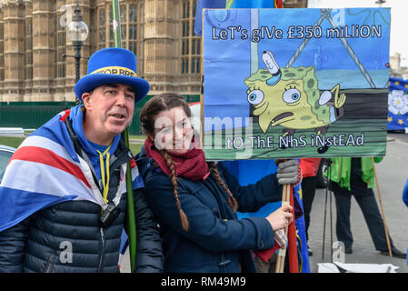 Londres, Royaume-Uni. 13 février 2019. SODEM fondateur Steven Bray pose avec une femme portant une pancarte "Nous allons donner à £350 millions pour le NHS au lieu' Chaque jour, à l'arrêt du groupe de protestation par Brexit SODEM (Stand de Défi Mouvement européen) à l'extérieur du Parlement. Peter Marshall/Alamy Live News Banque D'Images