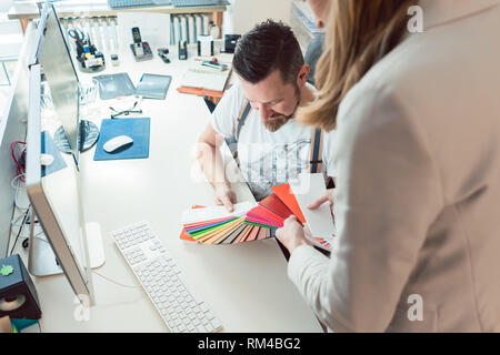 Les créatifs de travailler en équipe contrôle de couleurs pour projet publicitaire à l'agence Banque D'Images