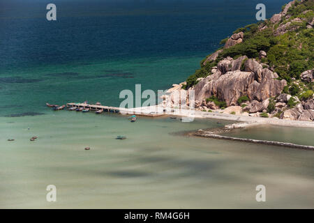 Petit bateau dock, Thai Sao Bien, dans la baie de Cam Ranh, Nha Trang, Vietnam Banque D'Images