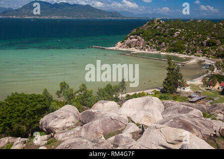 Petit bateau dock, Thai Sao Bien, dans la baie de Cam Ranh, Nha Trang, Vietnam Banque D'Images