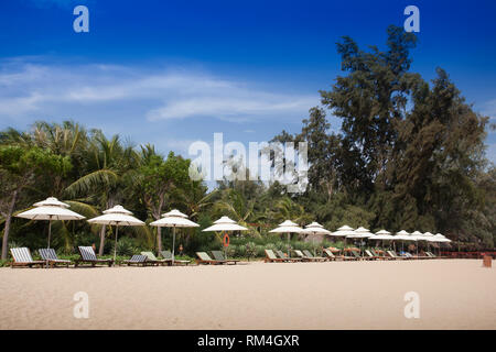 Plage avec chaises de plage de Saigon Ninh Chu Resort sur la plage de Phan Rang, Ninh Thuan, Vietnam, Banque D'Images