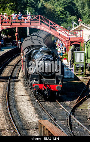 Black 5 Eric Treacy en attente d'écarter de la station Goathland southbound de Pickering Banque D'Images