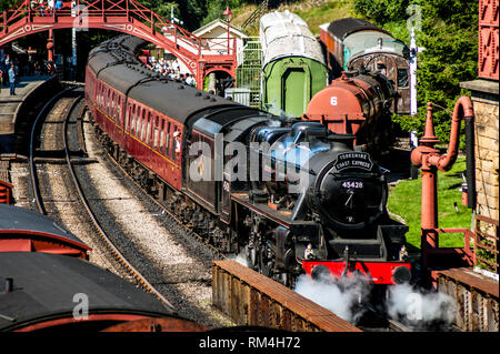 Black 5 Eric Treacy en attente d'écarter de la station Goathland southbound de Pickering Banque D'Images