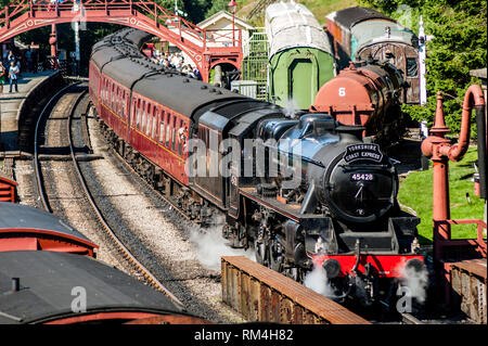 Black 5 Eric Treacy en attente d'écarter de la station Goathland southbound de Pickering Banque D'Images