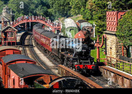 Black 5 Eric Treacy en attente d'écarter de la station Goathland southbound de Pickering Banque D'Images