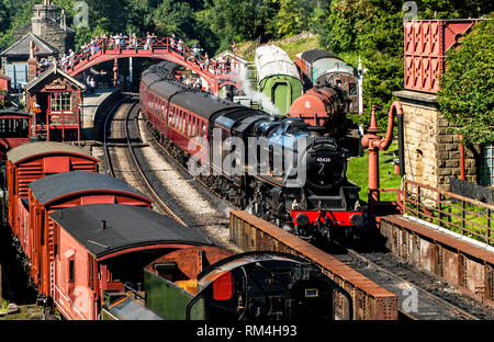 Black 5 Eric Treacy en attente d'écarter de la station Goathland southbound de Pickering Banque D'Images