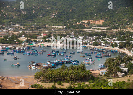 Bateaux de pêche dans la baie de Vinh Hy, Mer de Chine Sud, province de Ninh Thuan, Vietnam Banque D'Images