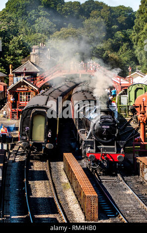 Black 5 Eric Treacy en attente d'écarter de la station Goathland southbound de Pickering Banque D'Images