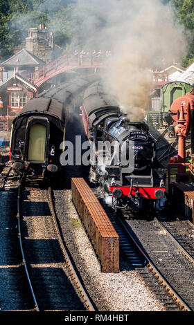 Black 5 Eric Treacy en attente d'écarter de la station Goathland southbound de Pickering Banque D'Images