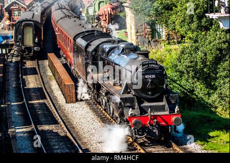 Black 5 Eric Treacy en attente d'écarter de la station Goathland southbound de Pickering Banque D'Images