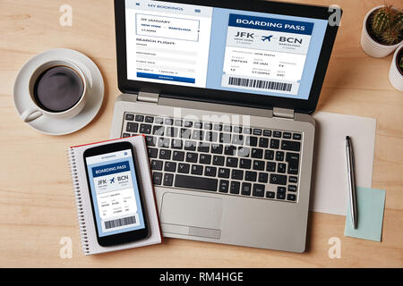 Concept d'embarquement sur portable et l'écran du smartphone sur table en bois. Tous les contenu de l'écran est conçu par moi. Mise à plat Banque D'Images