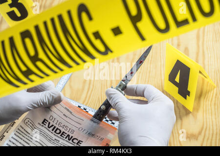 Tests de scientifique examine arme blanche de la criminalité dans un laboratoire, conceptual image Banque D'Images