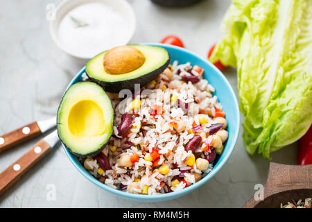 Salade de riz avec des légumes sains et d'avocat, salade vegan bio frais avec des ingrédients frais et sains repas vegan Banque D'Images