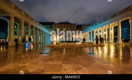 PARIS, FRANCE - 10 novembre 2018 - Fontaine de sphères brillantes par l'artiste belge Pol Bury dans la cour du Palais Royal à Paris, France Banque D'Images