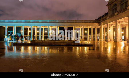 PARIS, FRANCE - 10 novembre 2018 - Fontaine de sphères brillantes par l'artiste belge Pol Bury dans la cour du Palais Royal à Paris, France Banque D'Images