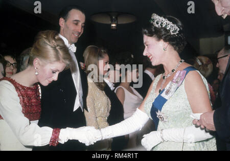 La reine Elizabeth II répond à l'actrice française Catherine Deneuve à la Royal film Performance. Sont également présents (de gauche à droite) Christopher Lee, Ursula Andress, Woody Allen et Raquel Welch (1966) #  de référence de fichier 33751 169THA Banque D'Images