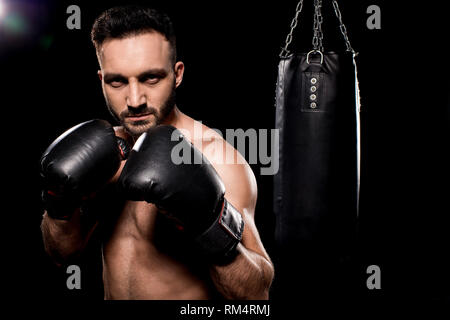 Handsome sportsman boxing boxe poseon en fond noir Banque D'Images