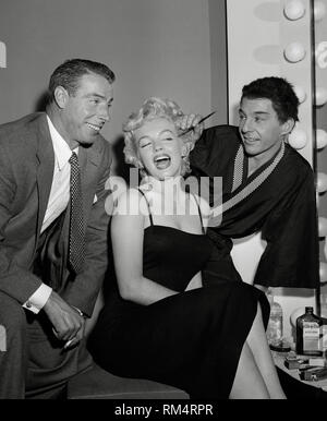 Joe DiMaggio, Marilyn Monroe, David Wayne, 1954 Référence #  33751 Fichier 024THA Banque D'Images