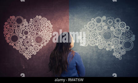Vue arrière femme et split tableau avec coeur et cerveau symbole sur différents côtés. Décision difficile, choisir entre le cœur et l'esprit. Les droits de l'characte Banque D'Images