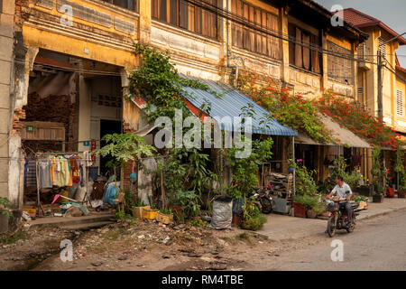 La province de Kampot, Cambodge, Kampot, 703, rue de la ville en décomposition non restauré vieux bâtiments coloniaux français inOld market area Banque D'Images