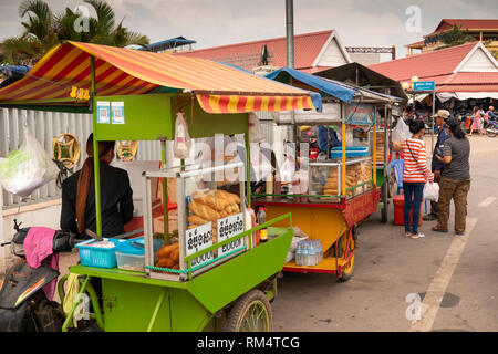 La province de Kampot, Cambodge, Kampot ville, Durian, Marché de nuit au rond-point des stands de nourriture rapide, la fin de l'après-midi Banque D'Images