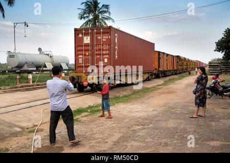 La province de Kampot, Cambodge, Kampot, train de fret transportant des conteneurs d'Sihanoukhville à Phnom Penh Banque D'Images