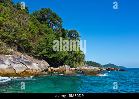 L'exceptionnelle qualité des eaux tropicales de l'île Mu Ko Surin - Parc National de Mu Koh Surin, Thaïlande Banque D'Images