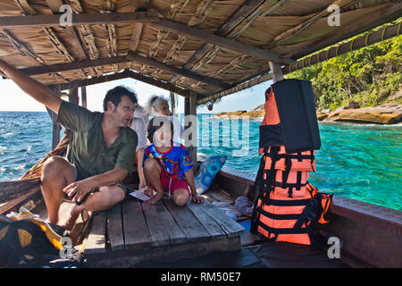 Voyagez dans un bateau Moken au large de Ko Surin île thaïlandaise dans le parc national de Mu Koh Surin - Thaïlande Banque D'Images