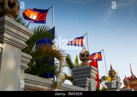 La province de Kampot, Cambodge, Kampot, chemin Riverside, cambodgien drapeaux au vent à l'extérieur du bureau de la Banque Nationale Banque D'Images