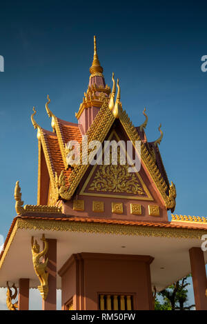 La province de Kampot, Cambodge, Kampot, étang de lotus, parc urbain et jardin, lieu de culte de style Khmer détail de toit Banque D'Images