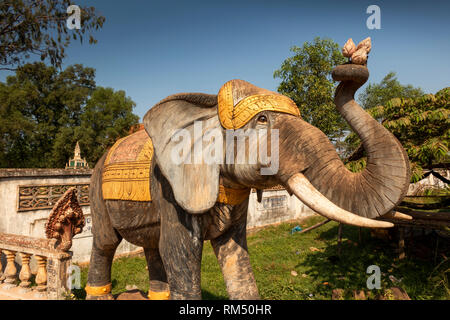 La province de Kampot, Cambodge, Kampot, Tuek Chhou, wat Kbal Romeas, village symbolique éléphant statue à l'entrée Banque D'Images