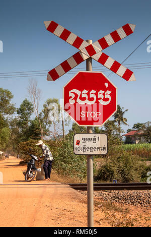 La province de Kampot, Cambodge, Kampot, Tuek Chhou village, panneau d'arrêt au passage à niveau sur Phnom Penh pour Sihanoukhville la ligne de chemin de fer Banque D'Images