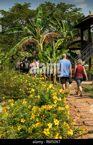 La province de Kampot, Cambodge, Kampot, Kon s'assit, La Plantation poivrière, groupe, marcher dans un jardin tropical en sunshine Banque D'Images