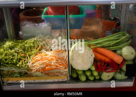 Le Cambodge, la province de Kampot, Kep, plage, sur les légumes salade rue stall Banque D'Images