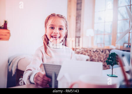 Heureux enfant jouant dans les jouets lors de la préparation du projet eco Banque D'Images