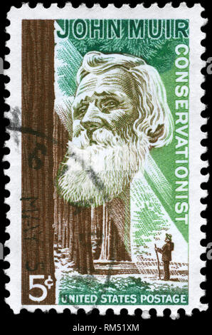 USA - circa 1964 : timbre imprimé aux États-Unis présente le portrait d'un John Muir (1838-1914), naturaliste et écologiste et Redwood Forest, vers 1964 Banque D'Images