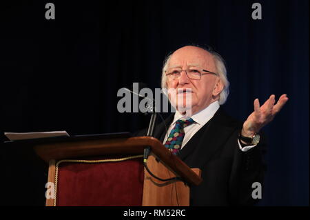 Le Président irlandais Michael D. Higgins parle lors de sa visite à la Liverpool Centre irlandais pour rencontrer les membres de la diaspora irlandaise dans la ville le troisième jour d'une visite officielle au Royaume-Uni. Banque D'Images